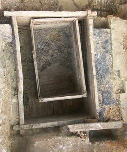 Beispielfoto mit einer hölzernen Grabkammer