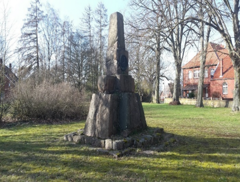 © Jochen Wenk, Obelisk auf dem Vorplatz des Kirchhof