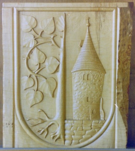 Aus der Thing-Linde, wurde von Otto Skierlo das Barskamper Wappen geschnitzt, darauf sind die Thing-Linde, der Wehrturm und die ortstypischen Mauern zu sehen. © Dorothee-Elisabeth Burmester