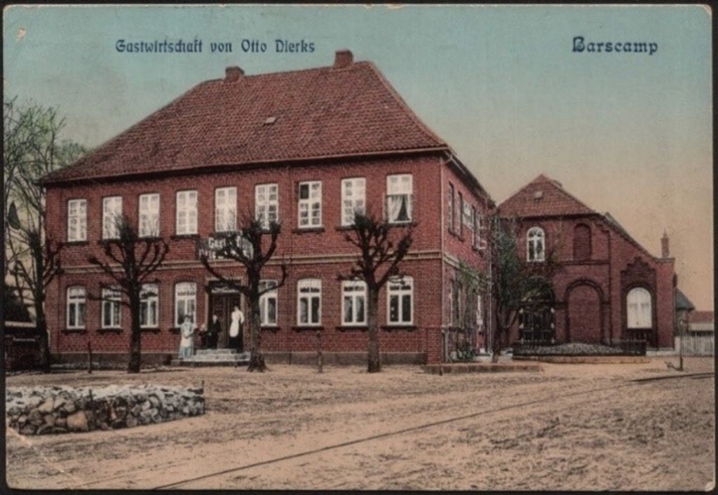 Historische Postkarte, Dirks Gasthaus mit einer Haltestelle der Bleckeder Kreisbahn zwischen Dirks und altem Pfarrhaus