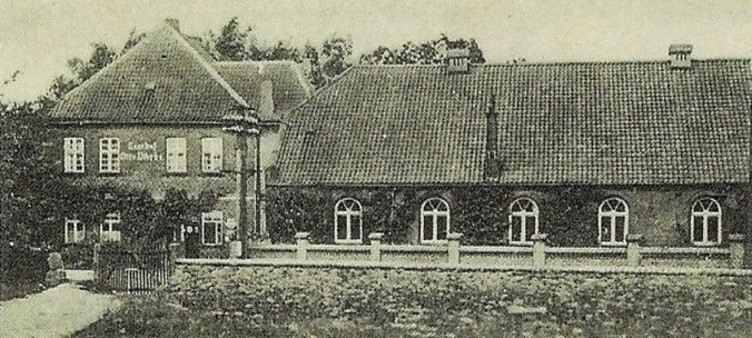 Am Markt 13, historisches Foto, Dirks Gasthaus, hier eine seitliche Fotografie über die Kirchenmauer hinweg mit dem Saal der Gastwirtschaft