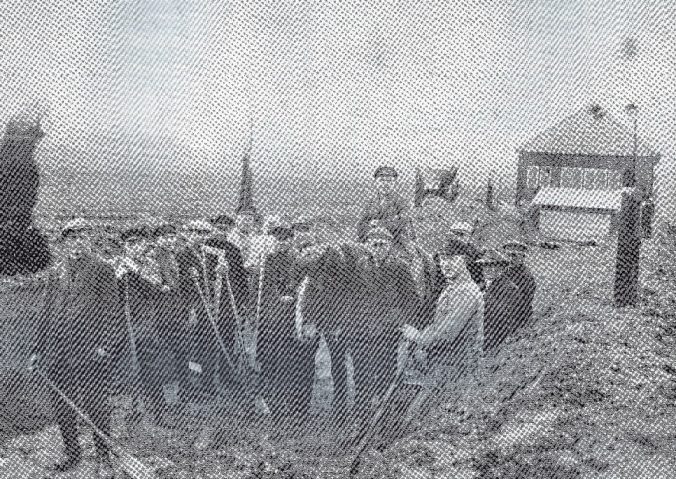 Bild, v.l.- H. Stelter, H. Muhs, R. Schäfer, H. Steinhauer, P. Rieckens, H. Muhs sen. G. Muhs, W. Wenk, H. Wenk, beim Ausschaufeln des Schießgrabens