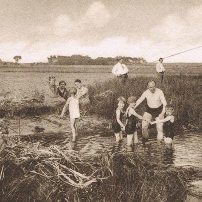 Historisches Foto mit Badevergnügen, es konnte auch geangelt werden.