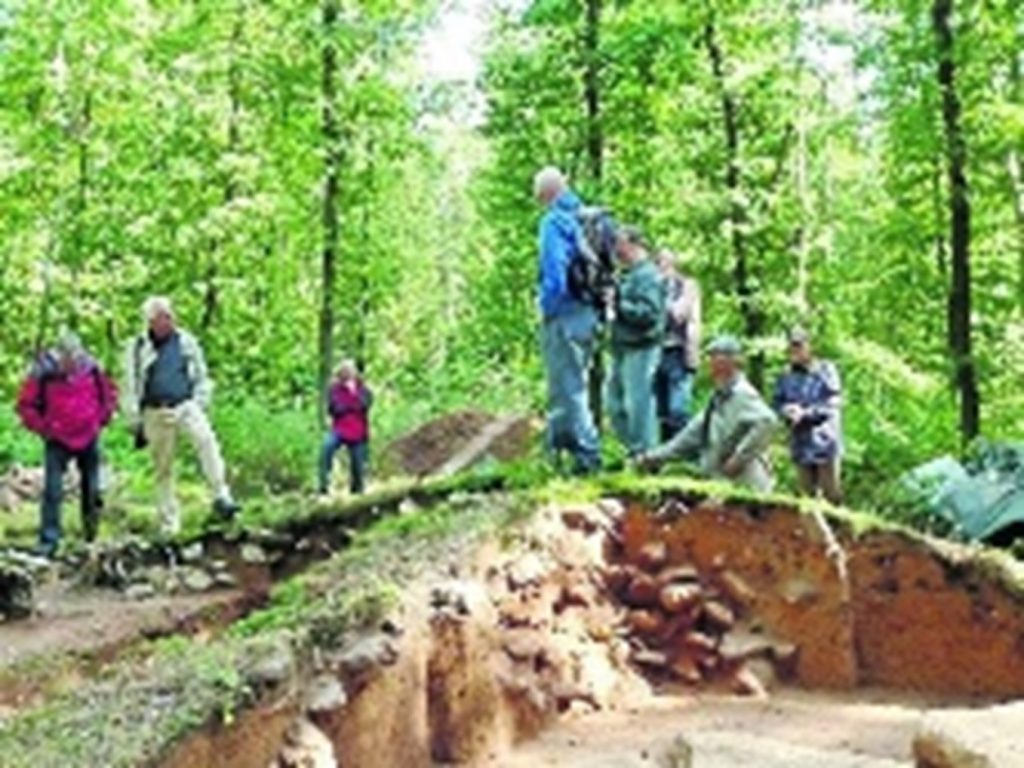 Im Anschnitt freigelegtes Hügelgrab mit Steinpackung. Quelle, HNA