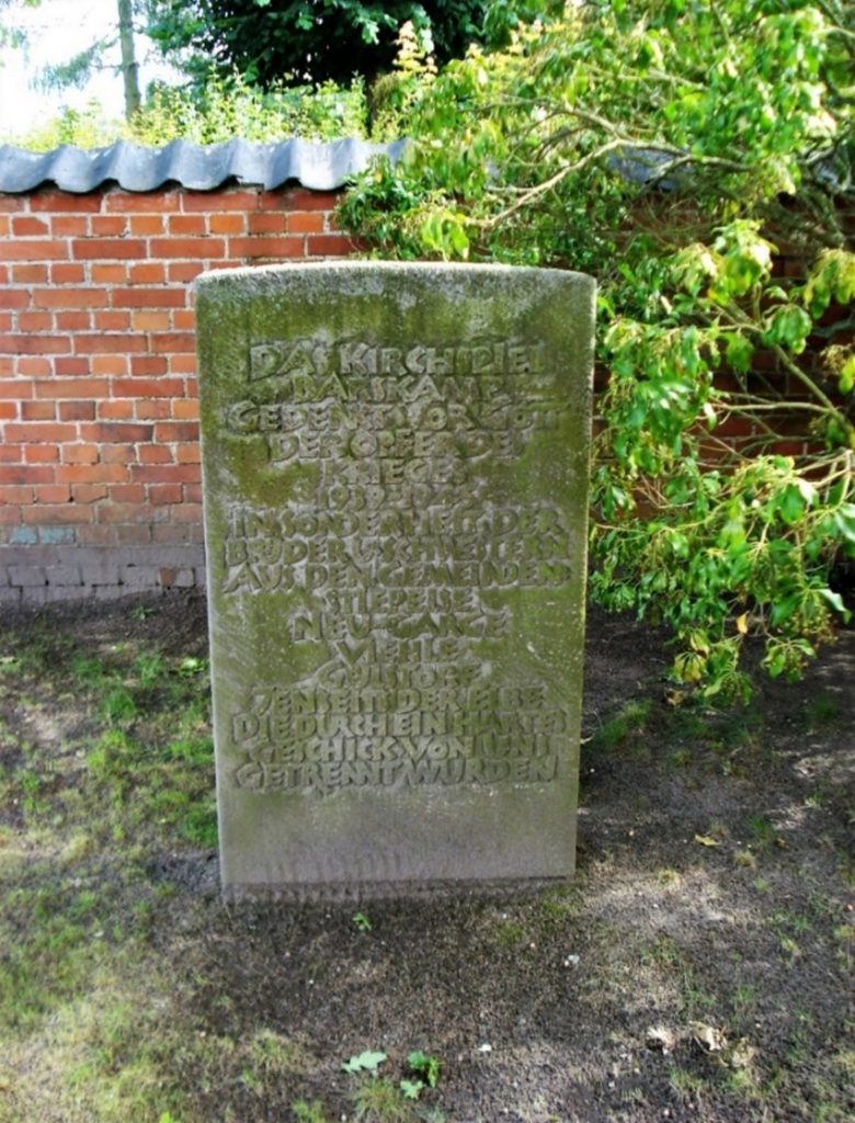 Stehende Sandsteinplatte mit der Aufschrift: Das Kirchspiel Barskamp gedenkt vor Gott der Opfer des Krieges 1939-1945, insbesondere der Brüder und Schwestern aus den Gemeinden Stiepelse, Neu-Garge, Viehle, Gülstorf, jenseits der Elbe, die durch ein hartes Geschick von uns getrennt wurden.“