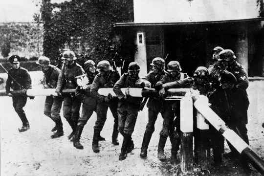 Wehrmachtssoldaten beim Abbau eines Schlagbaums an der Polnischen Grenze