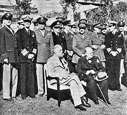 Casablanca-Konferenz Der amerikanische Präsident Roosevelt und der britische Premierminister Churchill. v. l. n. r.: General Arnold, Admiral King, General Marshall, Admiral Pound, Air Chief Marshal Portal, General Brooke, Field Marshal Dill und Admiral Mountbatten