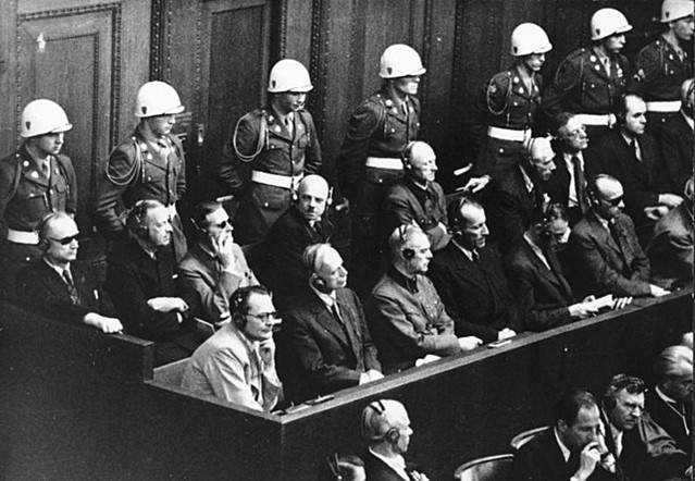 Hauptangeklagte vor dem internationalen Militärgerichtshof in Nürnberg,By Bundesarchiv, Bild 183-H27798 / Unbekannt / CC-BY-SA 3.0 Blick in den Verhandlungssaal der Nürnberger Prozesse am 30. September 1946.