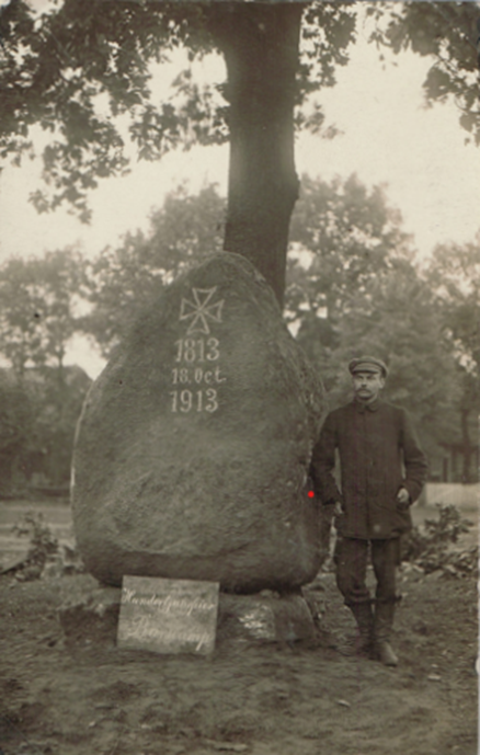 Historisches Foto von 1913. Der Gedenkstein, der auf die Völkerschlacht von Leipzig 1813 hinweist.
