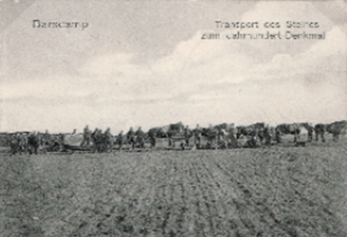 Historisches Foto, Abtransport des späteren Gedenksteins, vermutlich stammt er von Hünengräbern des großen oder kleinen Steinregens.