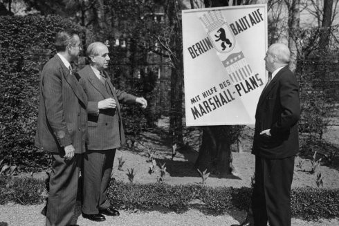 Der US-Sondergesandte für den Marshallplan Harrimann und der Berliner Oberbürgermeister Reuter. (© AP)