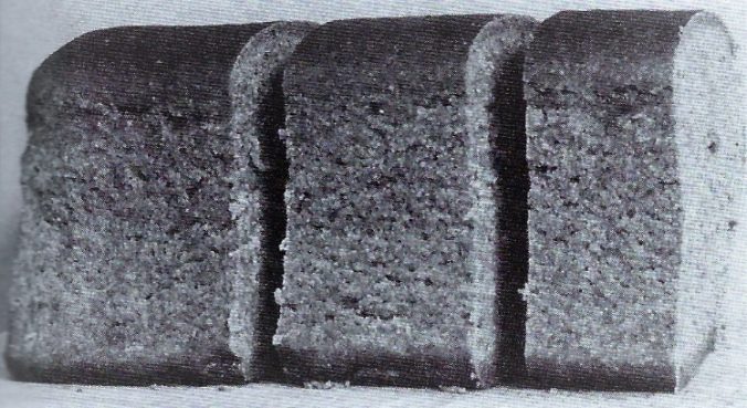 Tägliche Brotration, 1940 -ca. 500g, 1943- ca. 350g, 1945- ca. 220g. Foto, Dokumentationshaus Neuengamme. Quelle: John Hopp, „Die Hölle in der Idylle“.