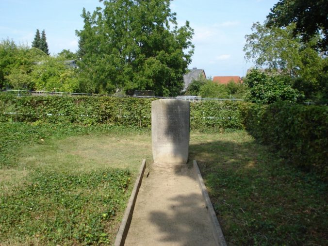 © Hans-Joachim Wenk, rechts davon befindet sich ein Sammelgrab von acht Verstorbenen, anscheinend russische/ bulgarische Zwangsarbeiter, darunter drei Säuglinge.