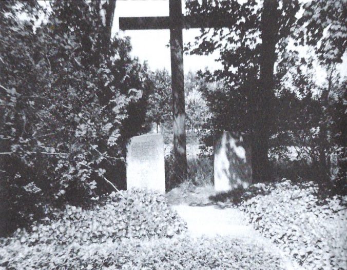 Quelle, Volksbund Deutsche Kriegsgräberfürsorge e.V. Ursprüngliche Grabstätte.Foto: B. Putensen, 2012