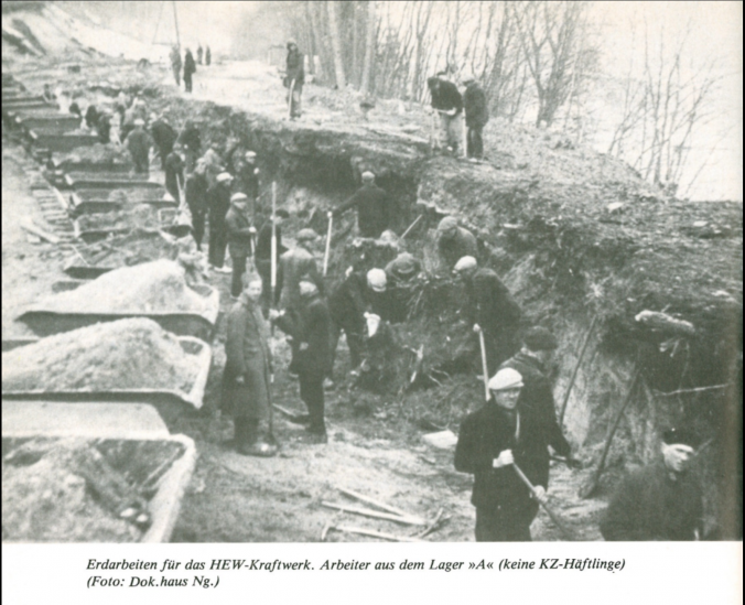 Für den Kraftwerksau angeworbene Zivilarbeiter, beim Abtragen einer Böschung. Foto, aus John Hopp, „Die Hölle in der Idylle“.