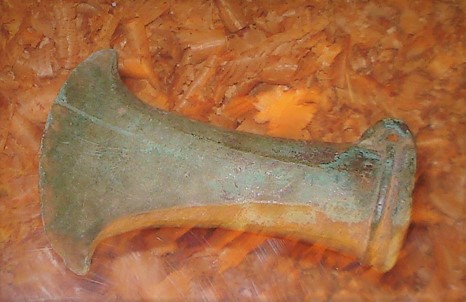 © Jochen Wenk, Bronzebeil, fotografiert im Archäologischen Zentrum Hitzacker