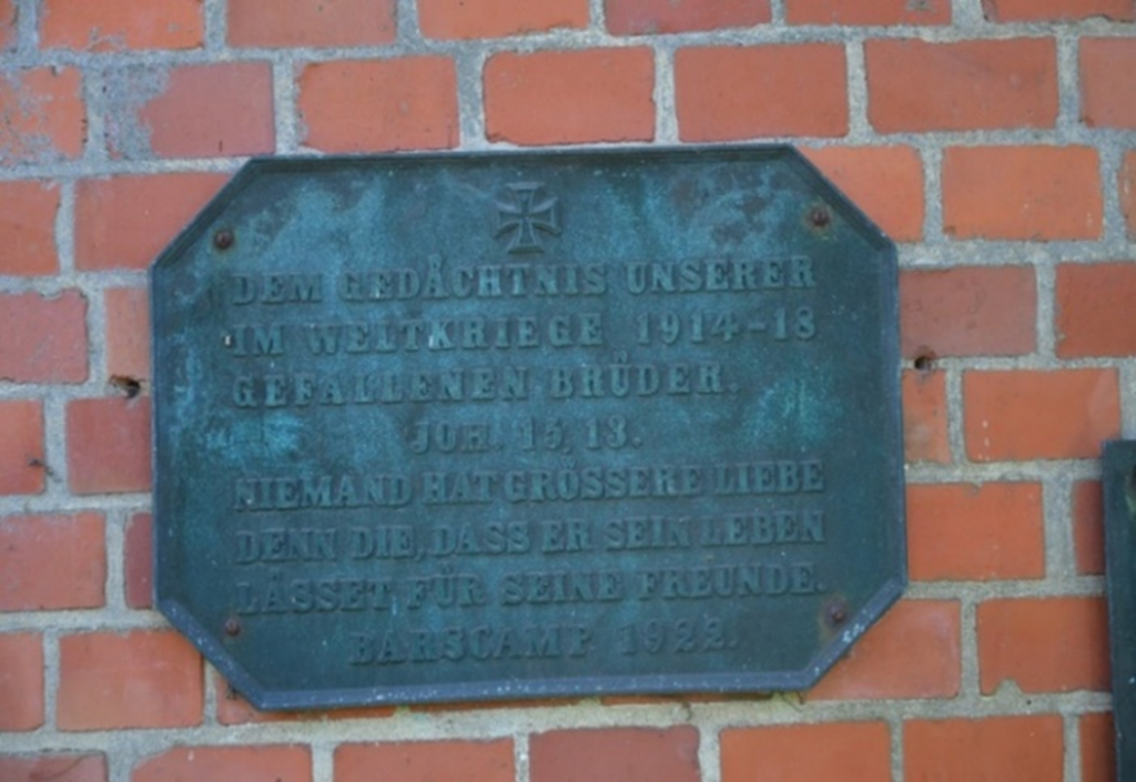 © Jochen Wenk. Metalltafeln auf der Rückseite der Friedhofskapelle