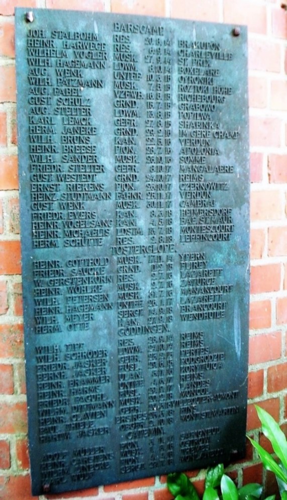 © Jochen Wenk. Metalltafeln auf der Rückseite der Friedhofskapelle