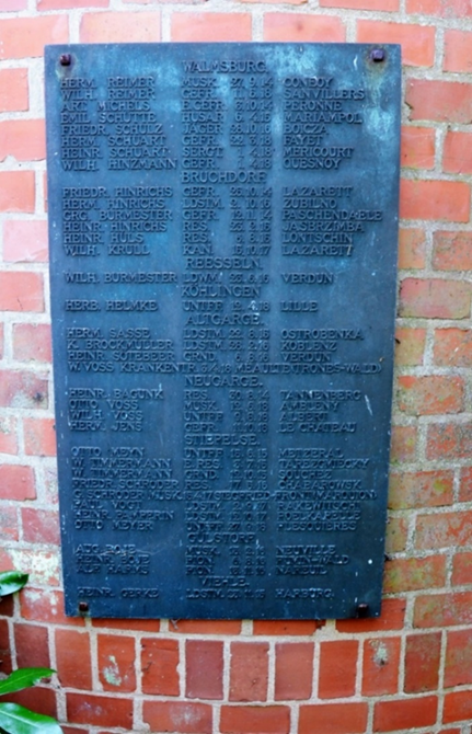 © Jochen Wenk. Metalltafeln auf der Rückseite der Friedhofskapelle