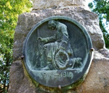 © Jochen Wenk, Obelisk auf dem Vorplatz des Kirchhof