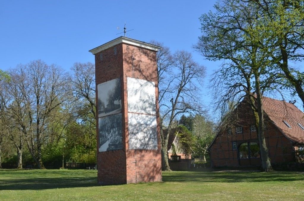 Trafoturm, mit vier Fotografien aus der Barskamper Historie