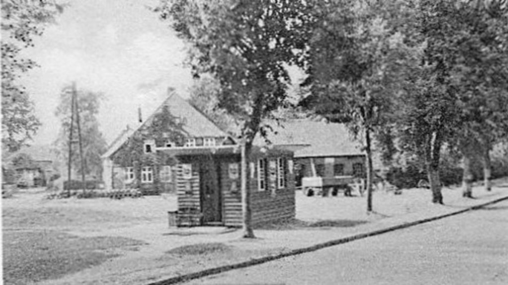 Historisches Foto, die Bude/Kiosk von Hans Golmann, die bis weit nach dem zweiten Weltkrieg bestand. In ihr wurden Zigaretten, Bier, und andere Alkoholika sowie Lottoscheine etc. verkauft. Auch das Stempelgeld wurde dort ausgezahlt. In den 60er Jahren wurde der Kiosk abgerissen. Im Hintergrund, Am Markt 8 und 8a, in Am Markt 8a befand sich eine Schmiede