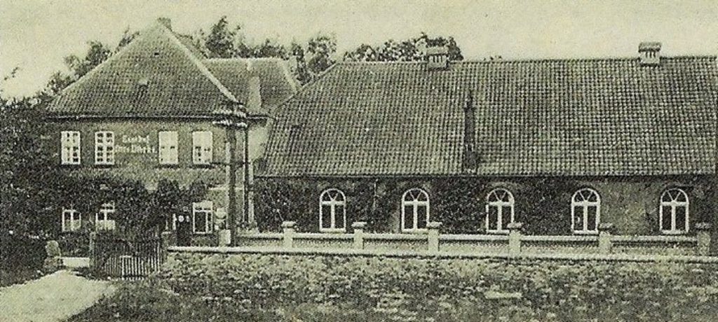 Am Markt 13, historisches Foto, Dirks Gasthaus, hier eine seitliche Fotografie über die Kirchenmauer hinweg mit dem Saal der Gastwirtschaft