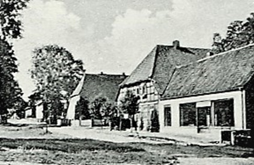 Am Markt 8, 8a, und 12 historisches Foto, Am Markt 8 befand sich ein Stoffhandel, Am Markt 8a befand sich eine Polsterei, davor wurde sie als Schmiede und Fahrschule genutzt, danach befand sich ein Cafe in dem Gebäude. Am Markt 12 befand sich eine Stellmacherei, heute werden die Gebäude als Wohnungen genutzt.