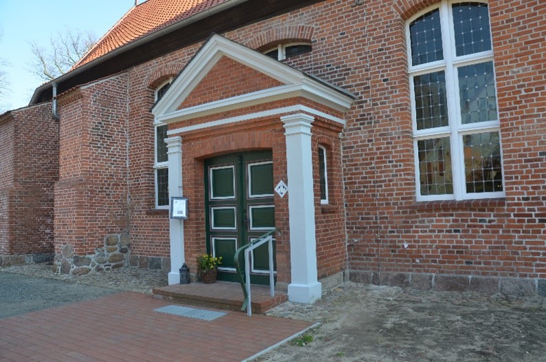 ©Jochen Wenk, Eingangsportal zur Kirche