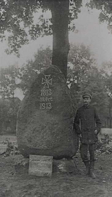 Gedenkstein (historisches Foto), an die Schlacht bei der Göhrde bzw. der Völkerschlacht bei Leipzig. (Franzosenzeit) von 1813, auf dem Barskamper Markt aufgestellt wohl 1913