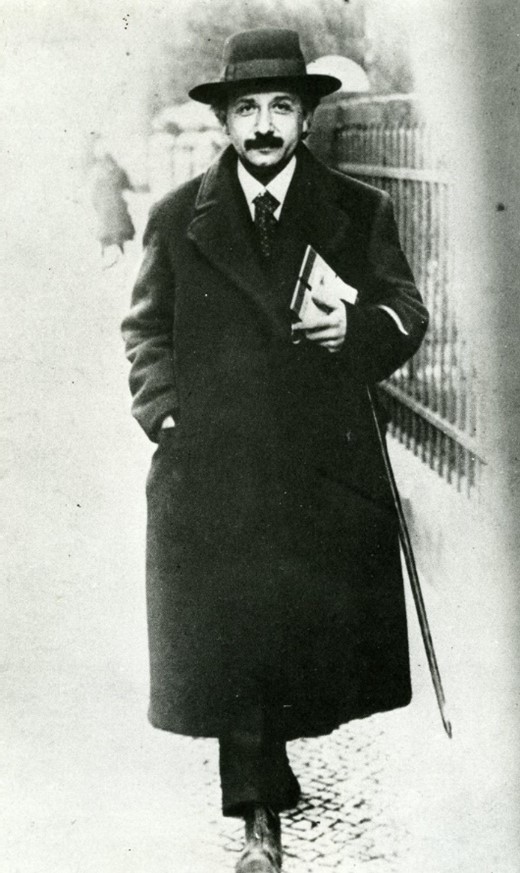 Albert Einstein auf dem Weg zur Vorlesung, 1920