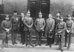 By Bundesarchiv, Bild 102-00344 / Heinrich Hoffmann / CC-BY-SA 3.0, CC BY-SA 3.0 de, https://commons.wikimedia.org/w/index.php?curid=5478828 Hitler & Ludendorff posieren mit den restlichen Anführern des Putsches vor dem Gerichtsgebäude