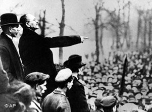 Karl Liebknecht ruft vom Balkon des Berliner Stadtschlosses die "freie sozialistische Republik Deutschland" aus