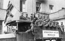 By Bundesarchiv, Bild 146-1973-026-43 / CC-BY-SA 3.0, CC BY-SA 3.0 de, https://commons.wikimedia.org/w/index.php?curid=5418951 SA-Einheit während des Hitlerputsches
