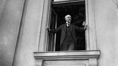 Phillipp Scheidemann ruft am Deutschen Reichstag die "deutsche Republik" aus