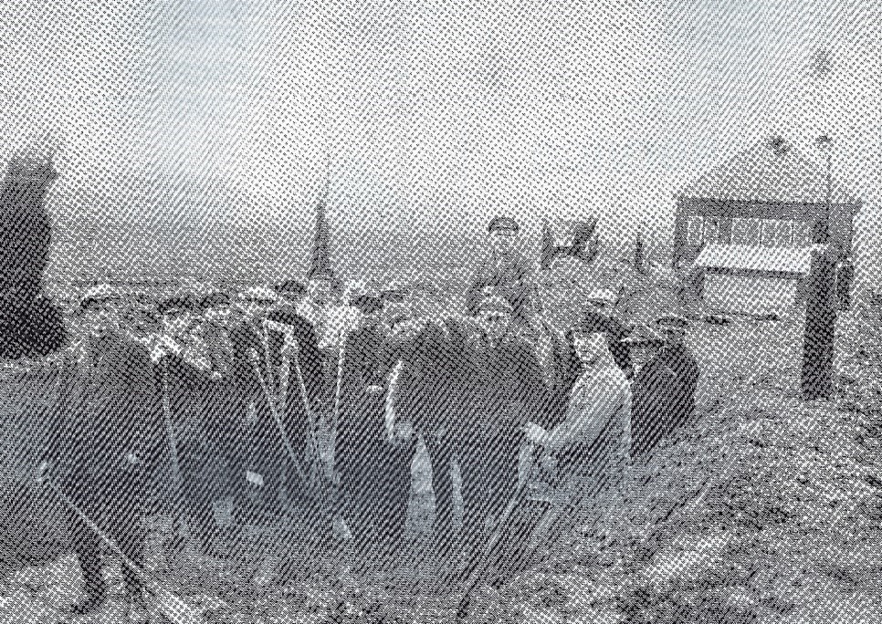 Bild, v.l.- H. Stelter, H. Muhs, R. Schäfer, H. Steinhauer, P. Rieckens, H. Muhs sen. G. Muhs, W. Wenk, H. Wenk, beim Ausschaufeln des Schießgrabens