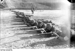 By Bundesarchiv, Bild 102-00199 / CC-BY-SA 3.0, CC BY-SA 3.0 de, https://commons.wikimedia.org/w/index.php?curid=5478747 Paramlitärische Einheit trainiert für den Hitlerputsch
