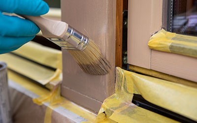 Fensteranstrich bzw. Firnis mittels Leinöl, es kann aber auch zur Imprägnierung von Holzaußenbauteilen, Parkett und Möbeln verwendet werden.