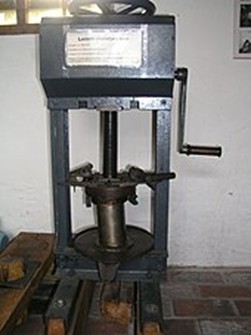 Leinöl-Handpresse