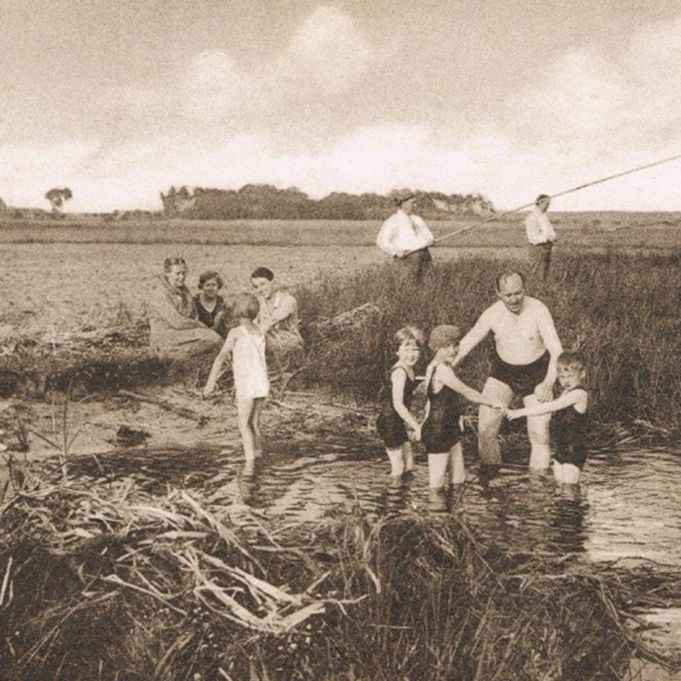 Historisches Foto mit Badevergnügen, es konnte auch geangelt werden.
