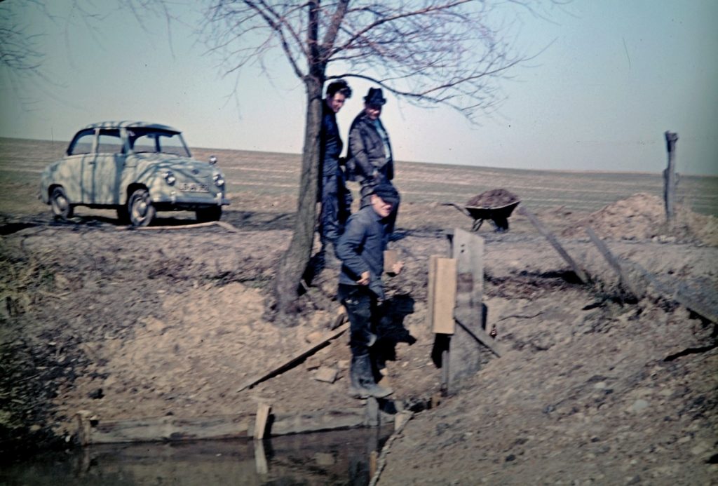 ©Foto Frank Steinhauer, die Teiche der Wiesbeck werden als Fischteiche genutzt, ein „Mönch“ wird repariert.