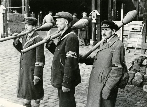 Volkssturmmänner mit Panzerfäusten, März 1945