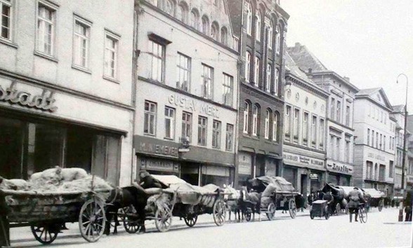 Flüchtlingstreck am Marktplatz (vor Karstadt) /Bäckerstr. von Lüneburg.