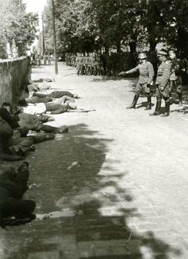 Erschießung serbischer Geiseln durch das Infanterie-Regiment Großdeutschland in Pancevo 1941, Fotograf Gerhard Gronefeld (1911-2000), der als Sonderberichterstatter am Balkanfeldzug teilnahm. Ein 1965 eingeleitetes Verfahren der bundesdeutschen Justiz gegen Angehörige des Infanterie-Regiments wurde 1973 eingestellt - zu Unrecht, wie viele Juristen mittlerweile meinen.