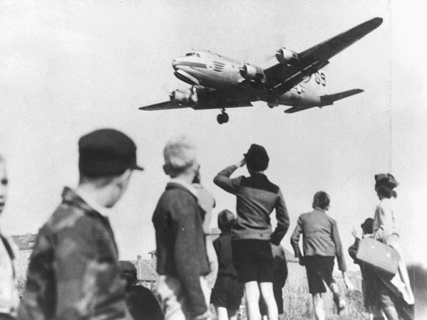 Kinder und ein „Rosinenbomber“