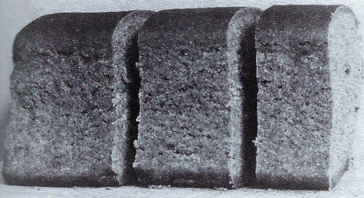 Tägliche Brotration, 1940 -ca. 500g, 1943- ca. 350g, 1945- ca. 220g. Foto, Dokumentationshaus Neuengamme. Quelle: John Hopp, „Die Hölle in der Idylle“.
