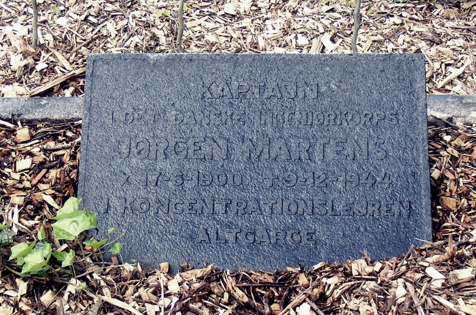 © Henning Bendler, Einzelgrab des Dänischen Hauptmanns Jörgen Martens, der den patriotisch, bürgerlichen, Widerstand im KZ Alt Garge koordinierte, aber noch vor der Auflösung des Lagers „B“ starb
