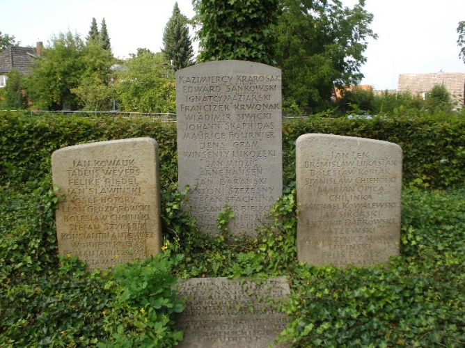 ©Hans- Joachim Wenk, Grabsteine für Displaced People, Kriegsgefangene und Zwangsarbeiter