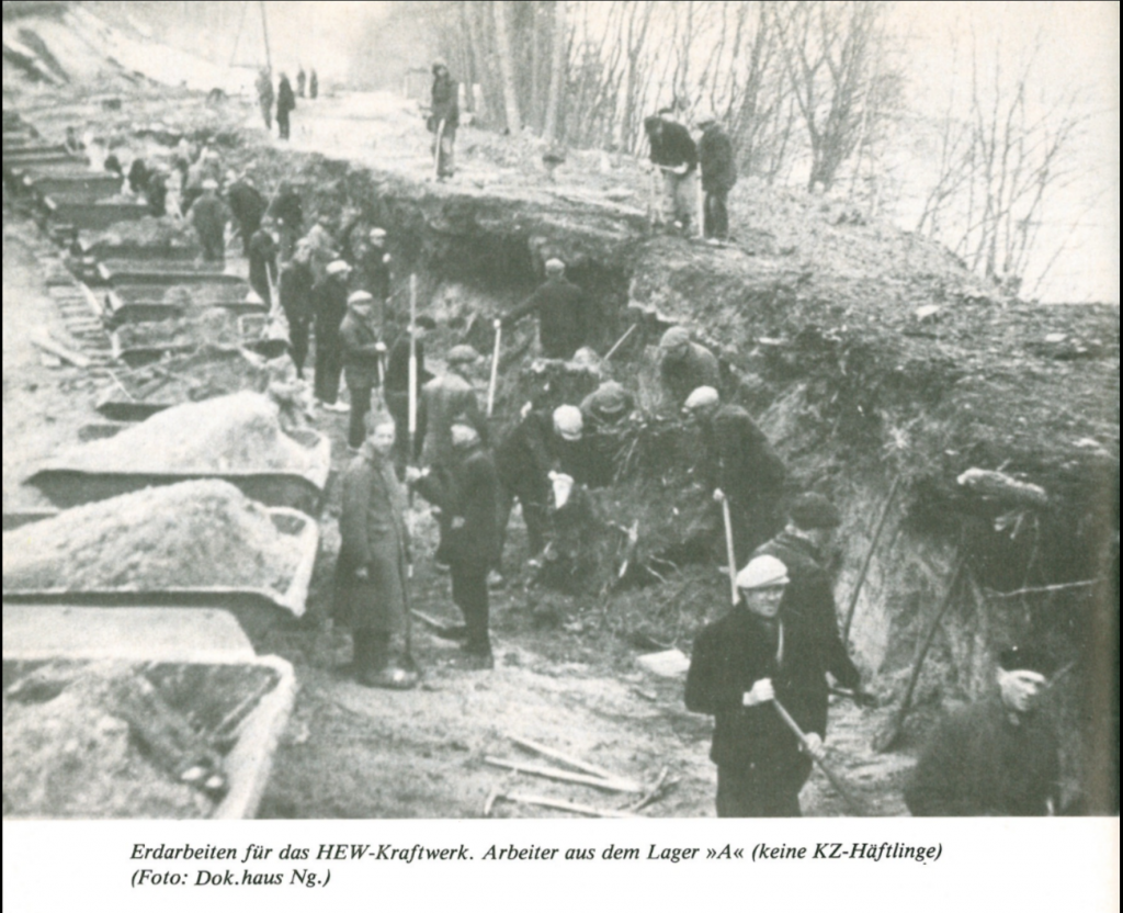 Für den Kraftwerksau angeworbene Zivilarbeiter, beim Abtragen einer Böschung. Foto, aus John Hopp, „Die Hölle in der Idylle“.