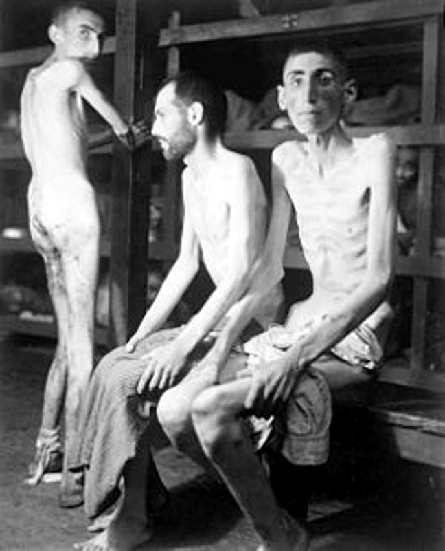 Häftlinge in einer KZ-Baracke in Buchenwald, 1945